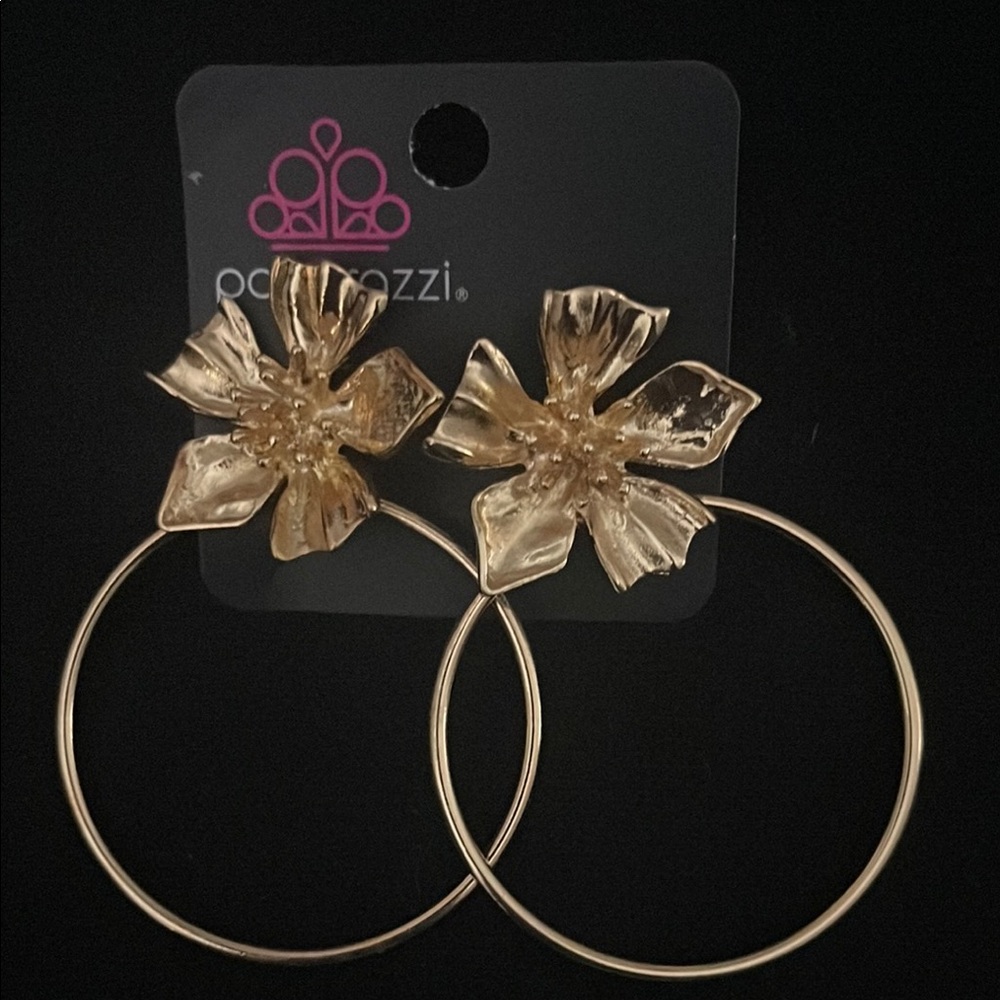 NWT Gold Floral Hoop Earrings(Last One)